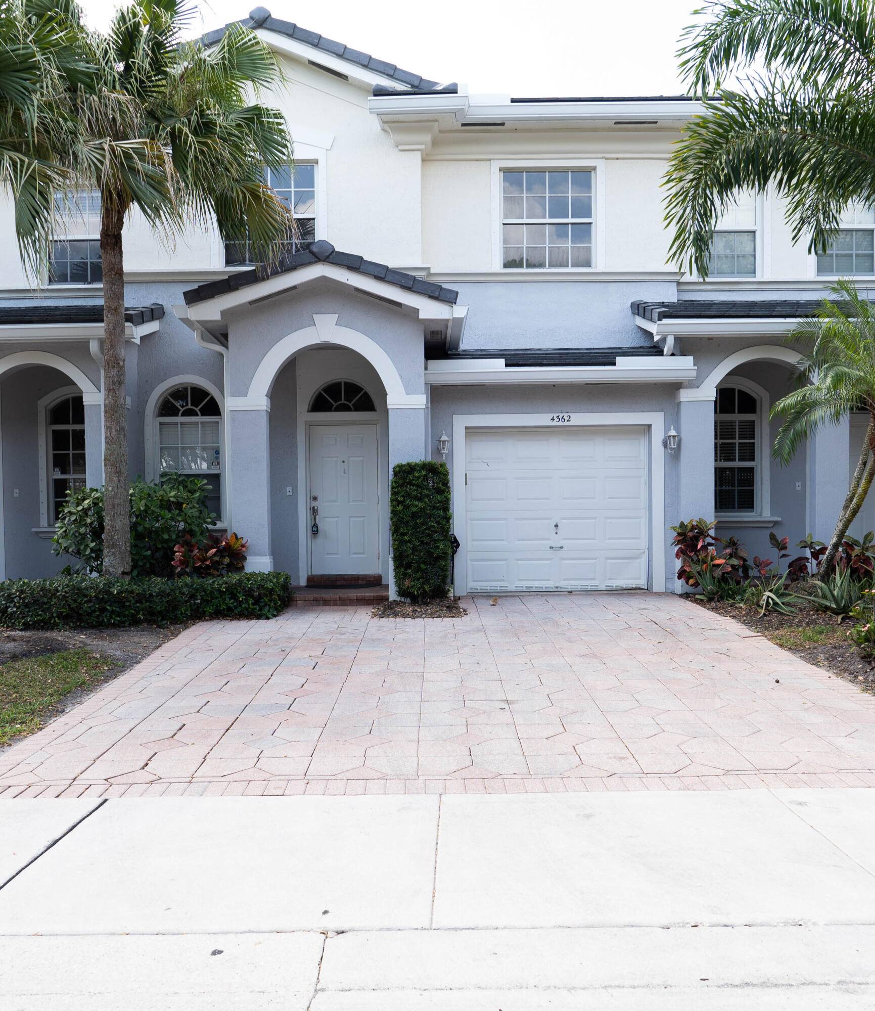4 Bed 3. 5 baths townhouse.