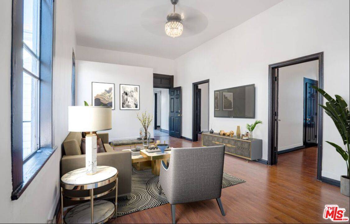 955  S Ardmore Ave 4BR La