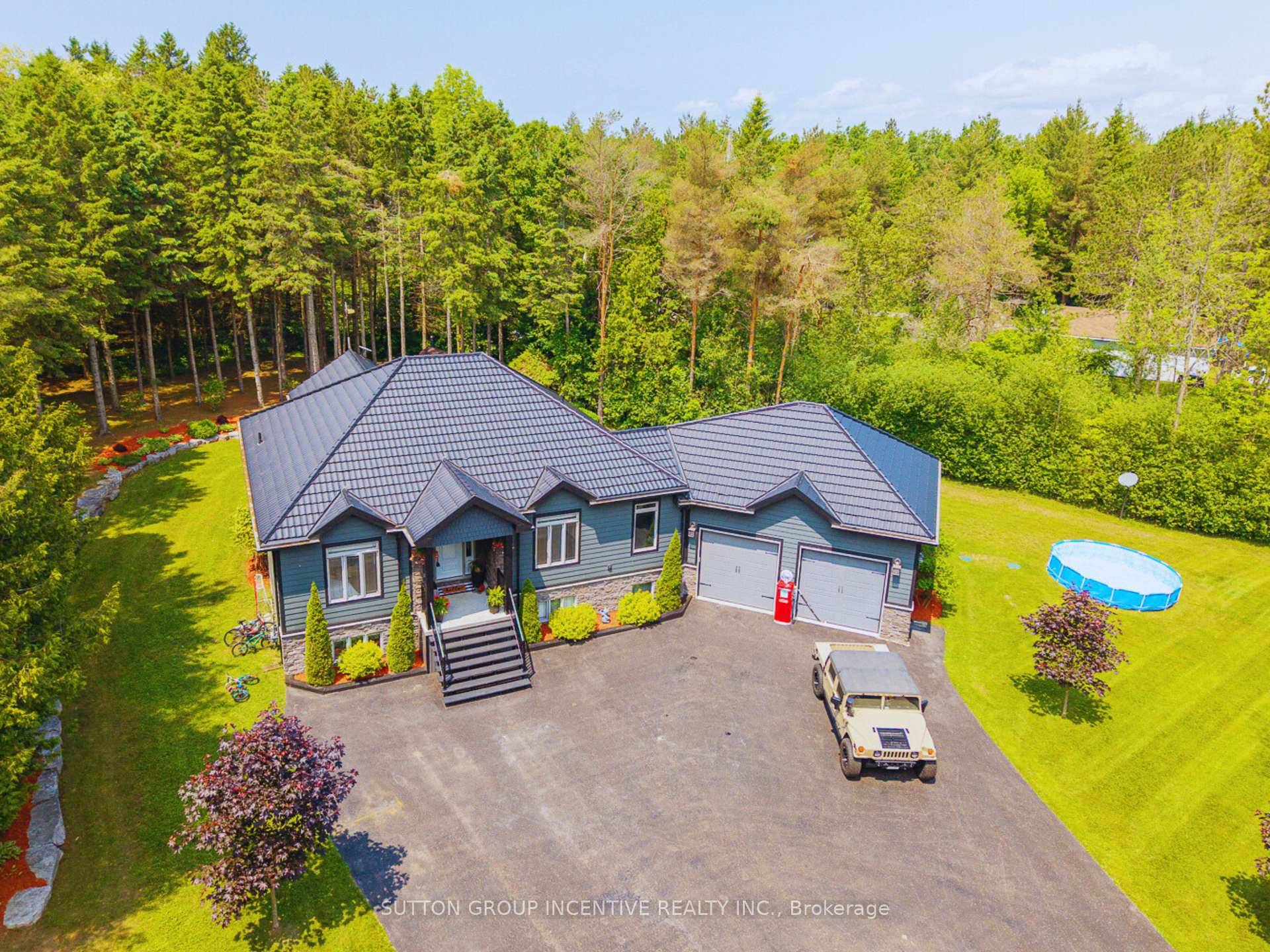 Exceptional Family Home on 5 Acres !