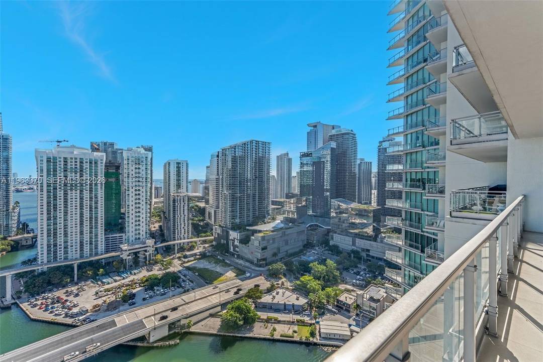 Breathtaking views of the Miami River, Biscayne Bay, and the Brickell skyline !