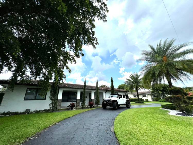 Gorgeous large home fully remodeled with Pool and jacuzzi.