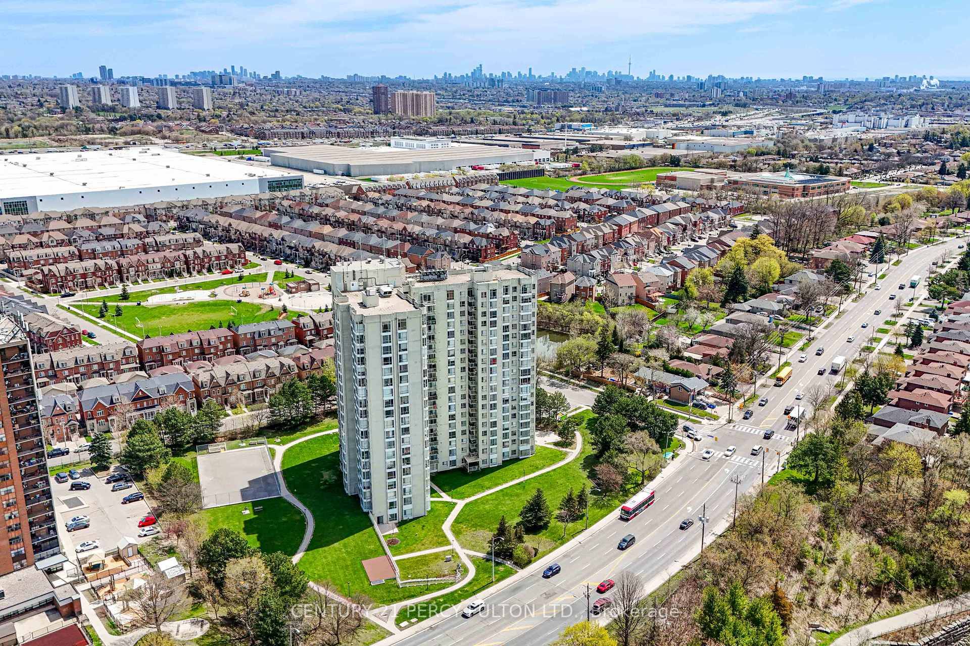 Premium 3 Bedroom Corner Penthouse with 2 Full Bathrooms !