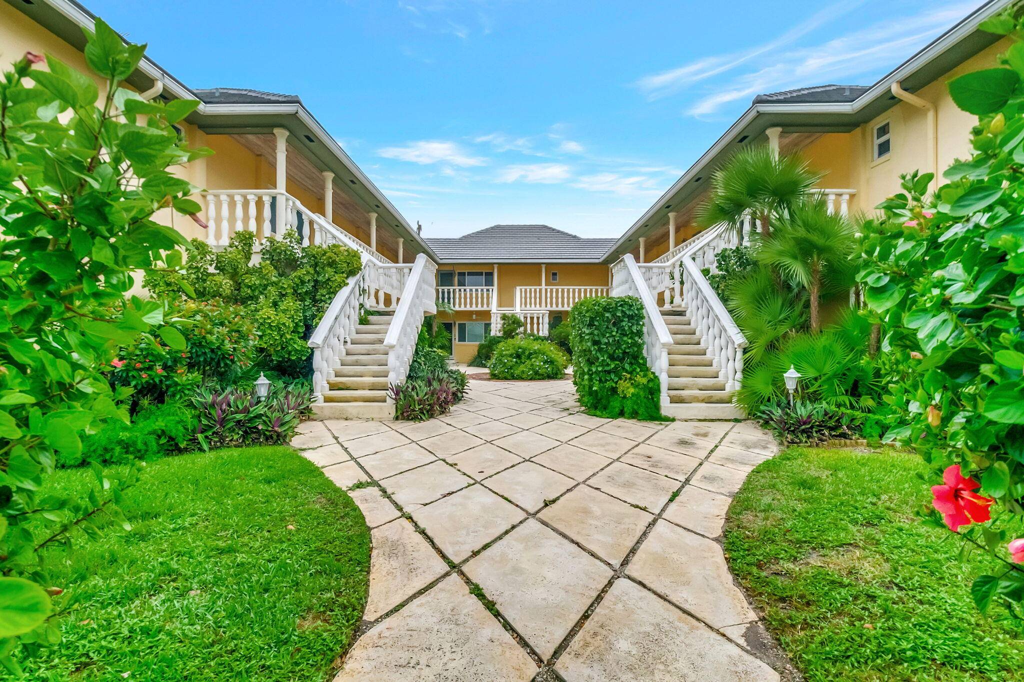 LOCATION ! FLORIDA BOUTIQUE BUILDING !