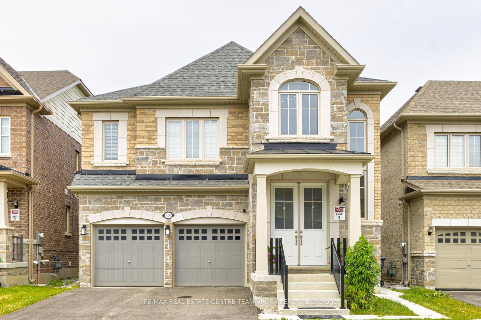 Step into luxurious 4 Bedroom 4 Bath Detached Home by Renowned Builder Townwood Homes, nestled in the heart of Brampton's highly sought after community.