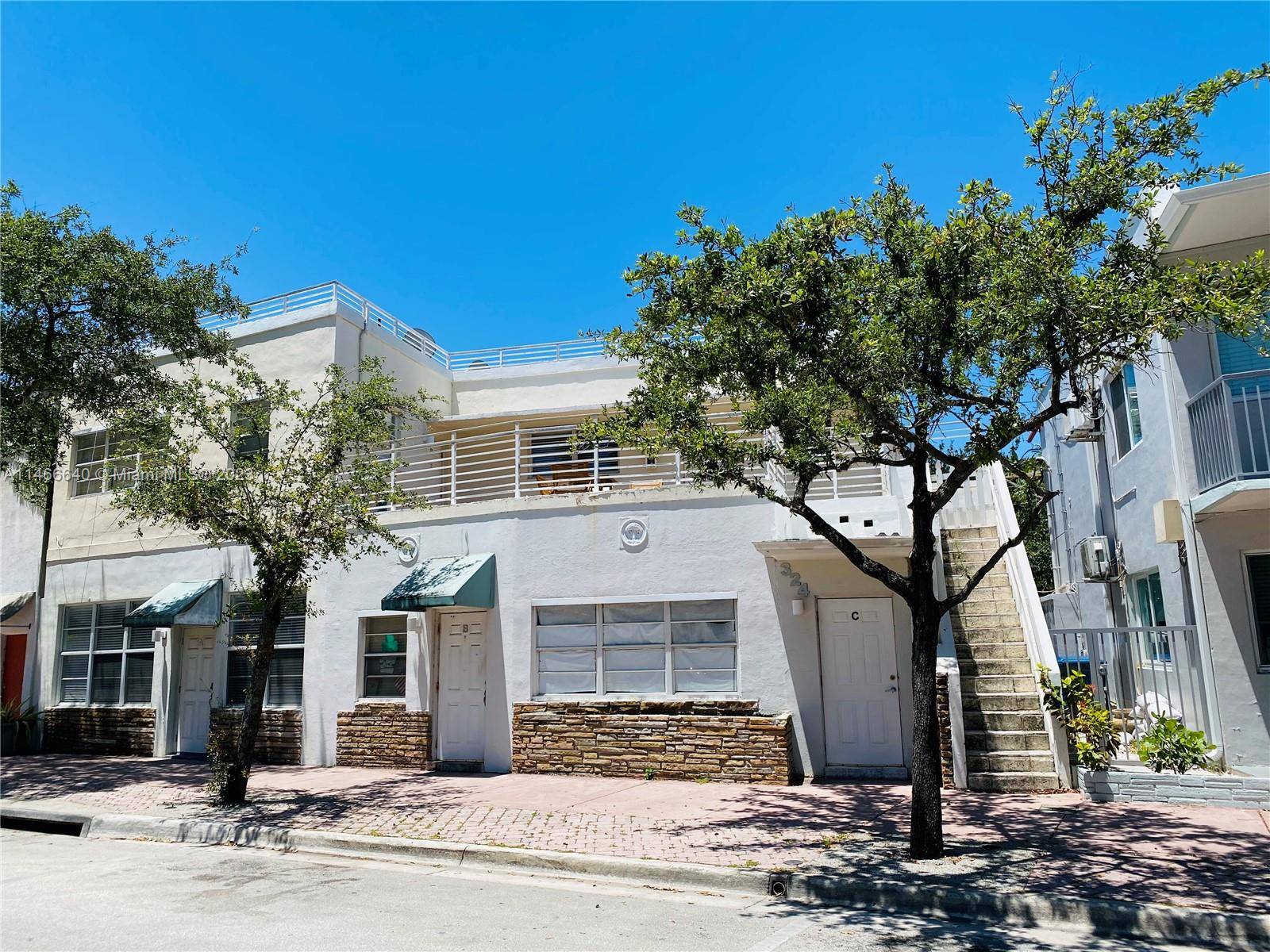 South of 5th large 1 bedroom apartment located on 3rd and Washington Avenue, two block from the beach.