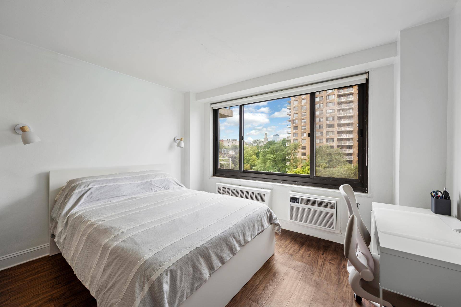 This large studio offers smart use of space with a dedicated office or dining nook that adapts to your needs ideal for working from home, creating a separate dining area, ...