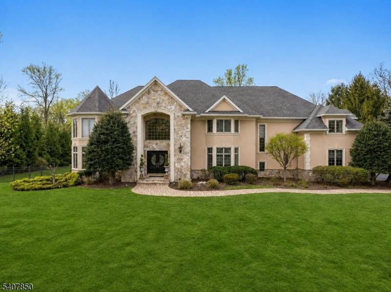 Welcome to 2 Stewart Court, a beautifully maintained residence tucked away on a quiet cul de sac in sought after Old Tappan.