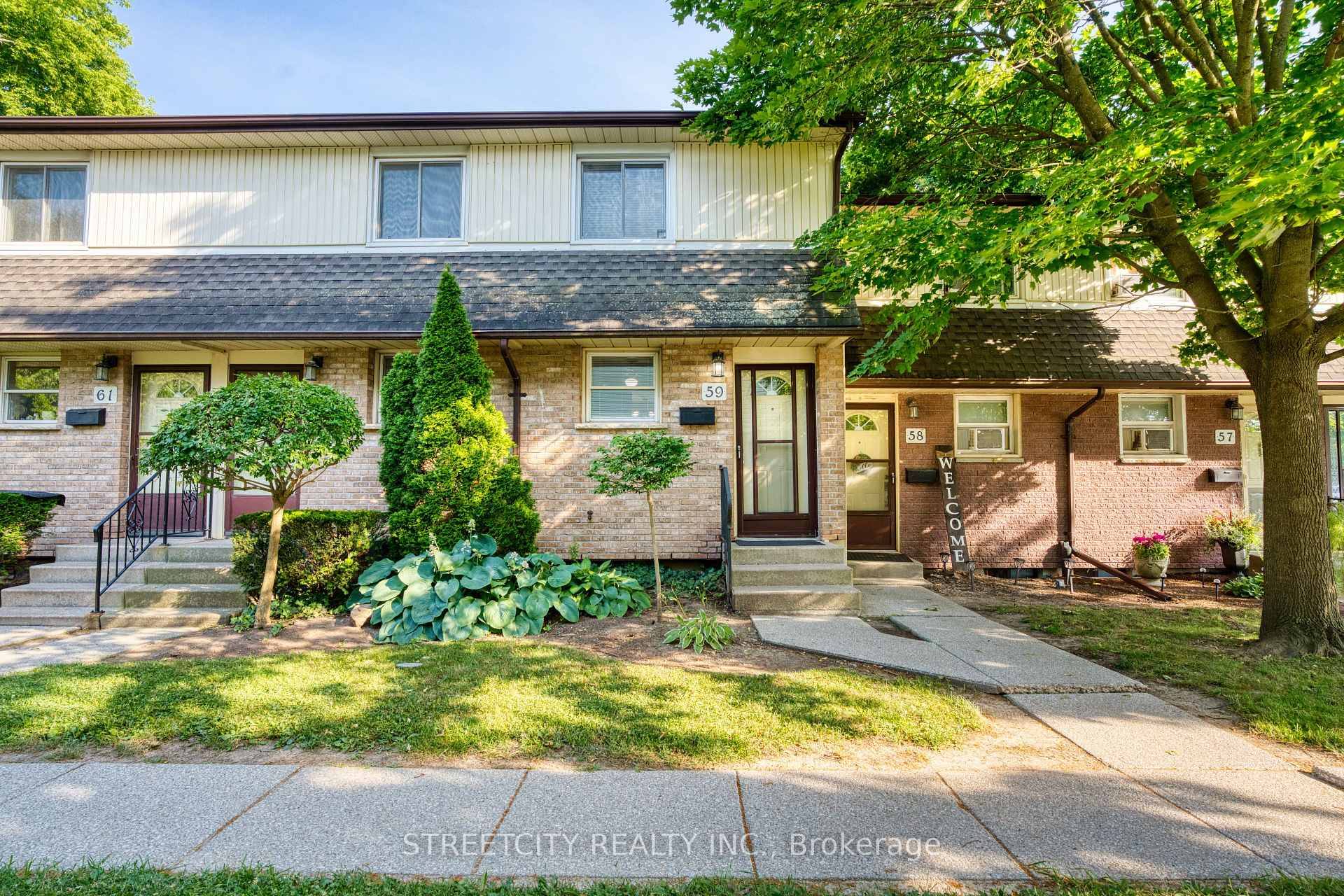 Welcome to this beautifully two storey townhome !