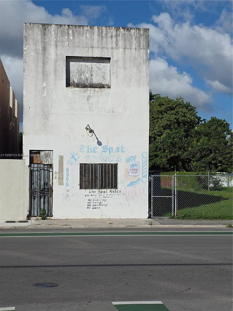 Investment Opportunity ! Centrally located within an active redevelopment zone, this property offers prime potential for expansion and participation in the area s ongoing revitalization.