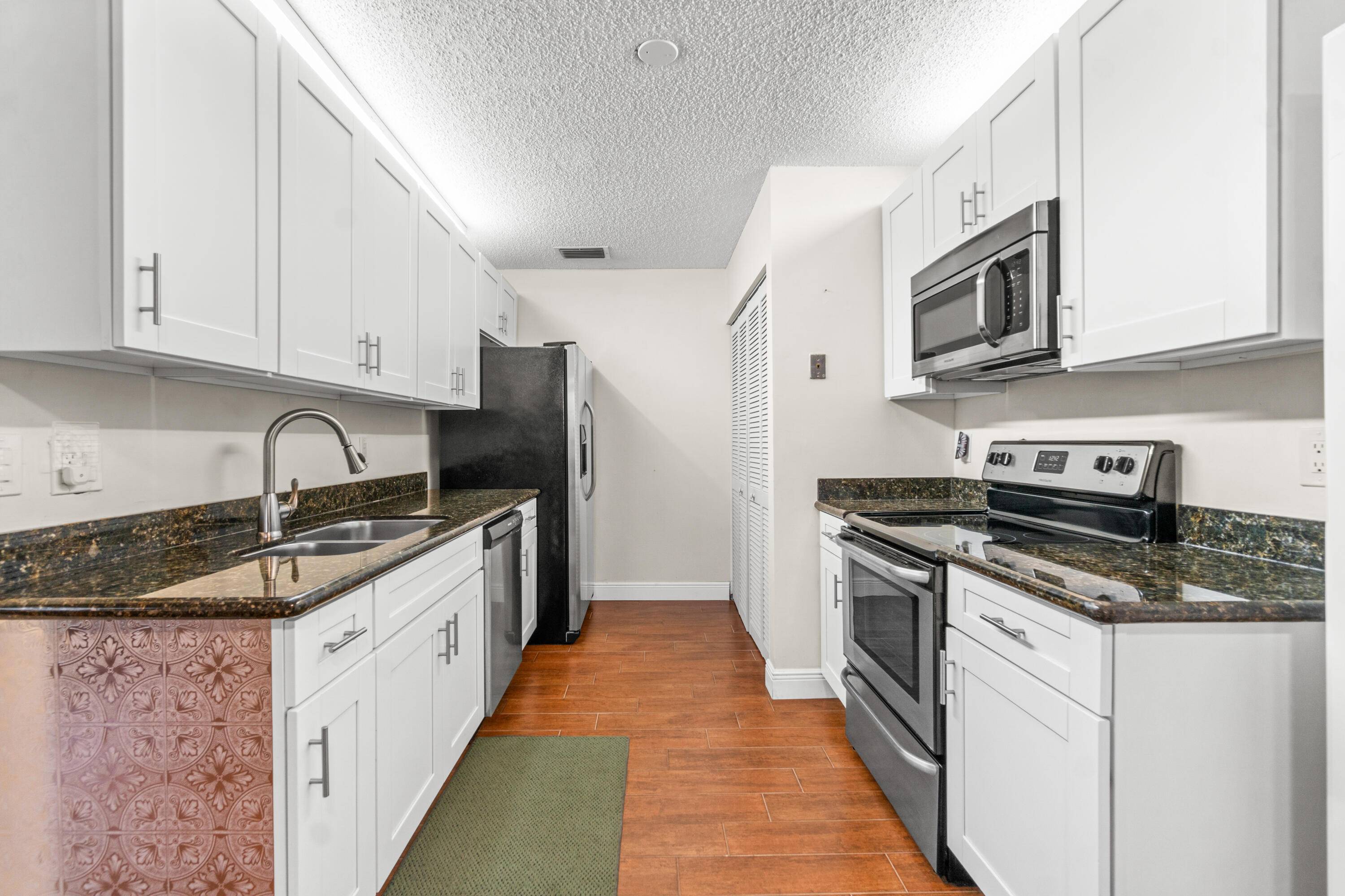 PRICE REDUCTION ! 2 Bedrooms, 2 Bathrooms, Delray Villas Section1 is nicely updated with white shaker kitchen cabinets with granite countertops, newer stainless appliances.