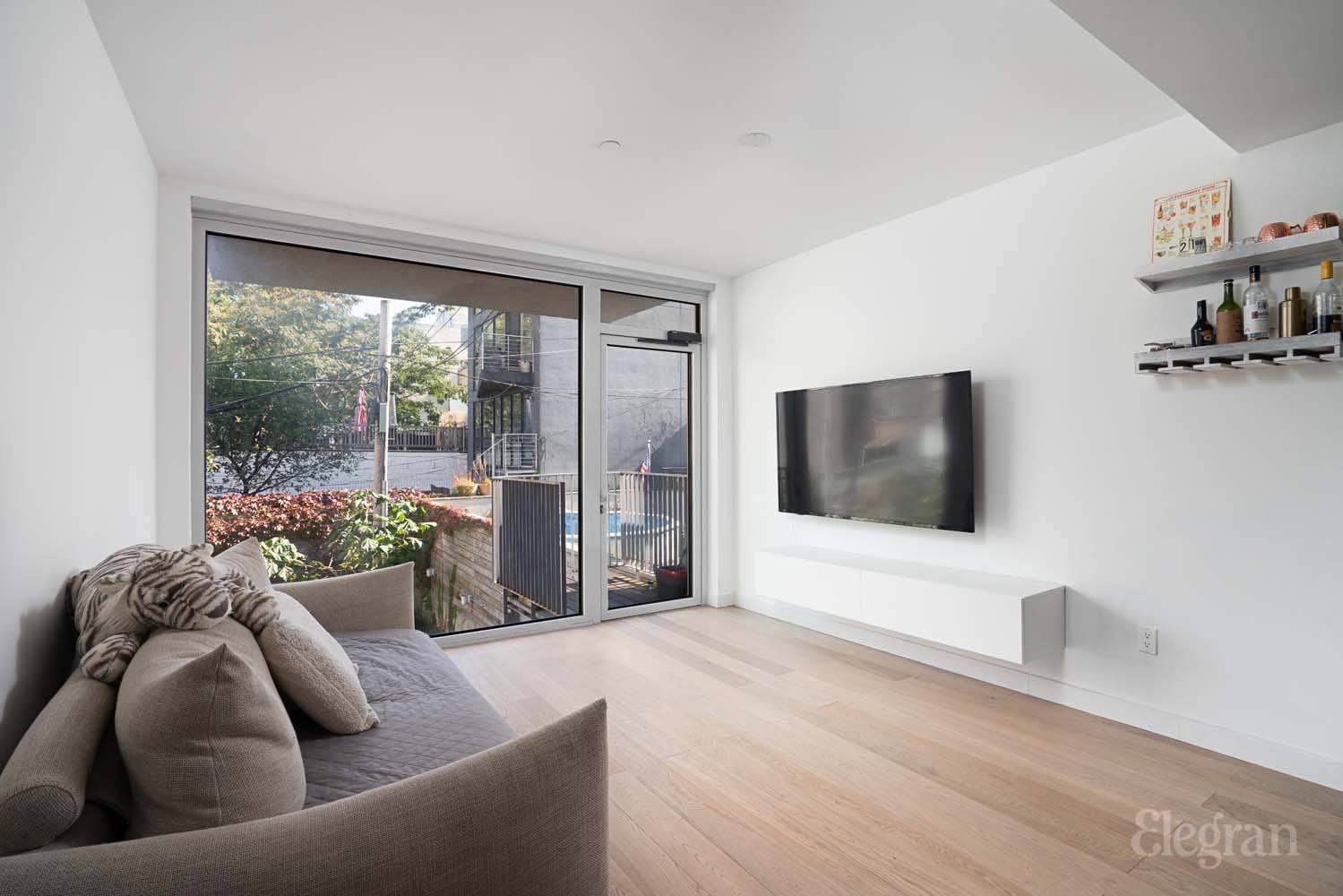 Welcome to Residence 201, a remarkable 1 bedroom apartment in the heart of Williamsburg.