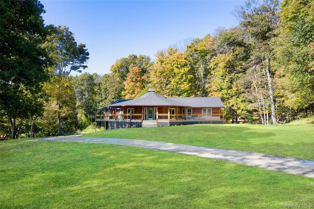 Millbrook Modern Log Home on Nearly 3.