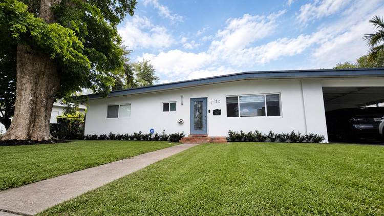 Beautifully renovated and fully furnished 3 bedroom, 3 bathroom home in the highly desirable Skylake area.