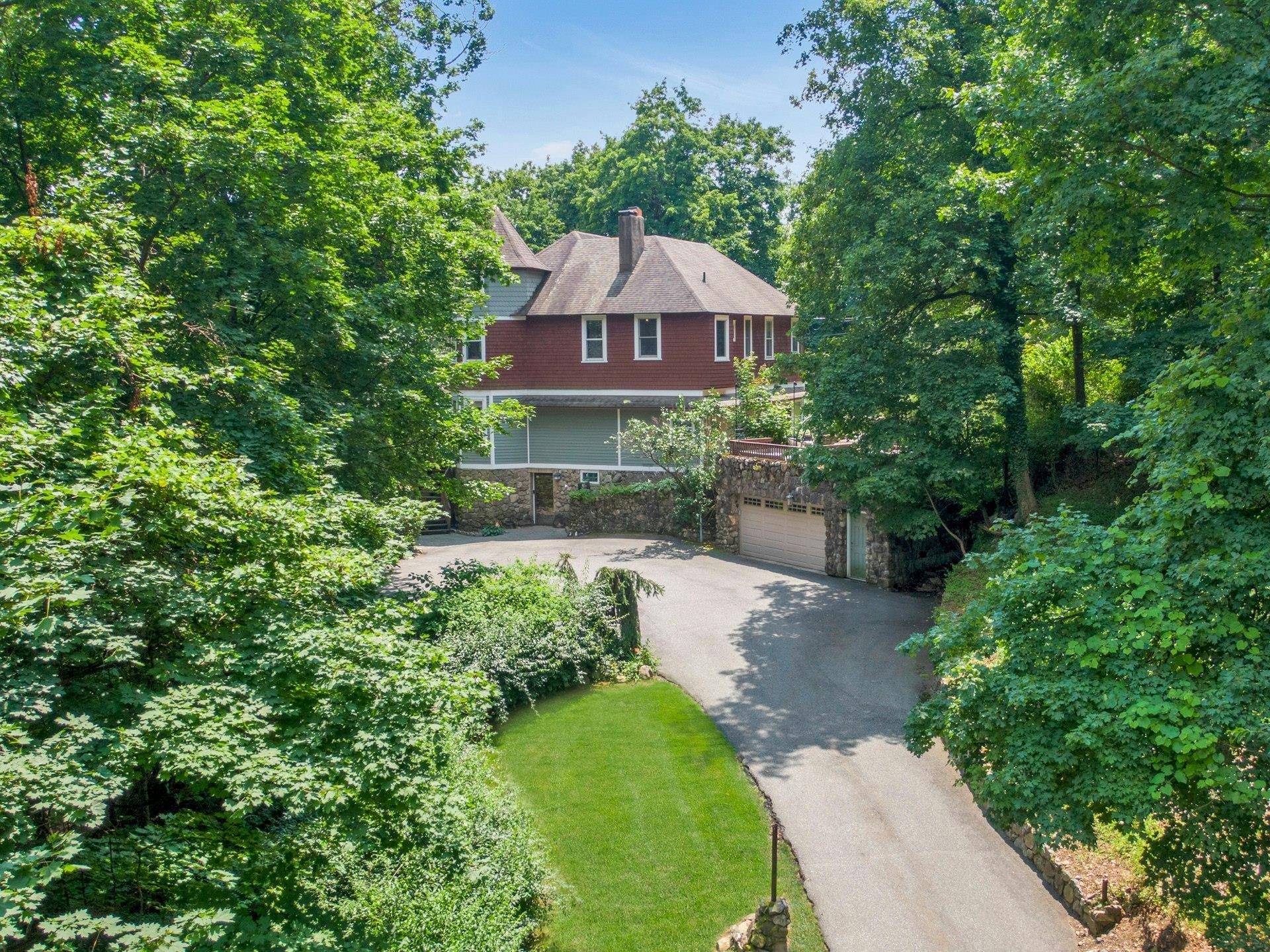 A beautiful blend of Victorian and Craftsman design eras, Rockledge at Harriman is a masterpiece of architectural style.