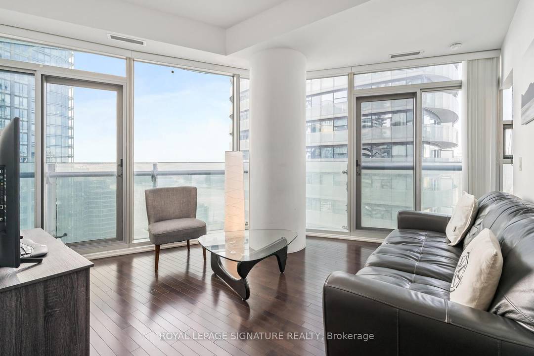 Live In The Heart Of Downtown Toronto !