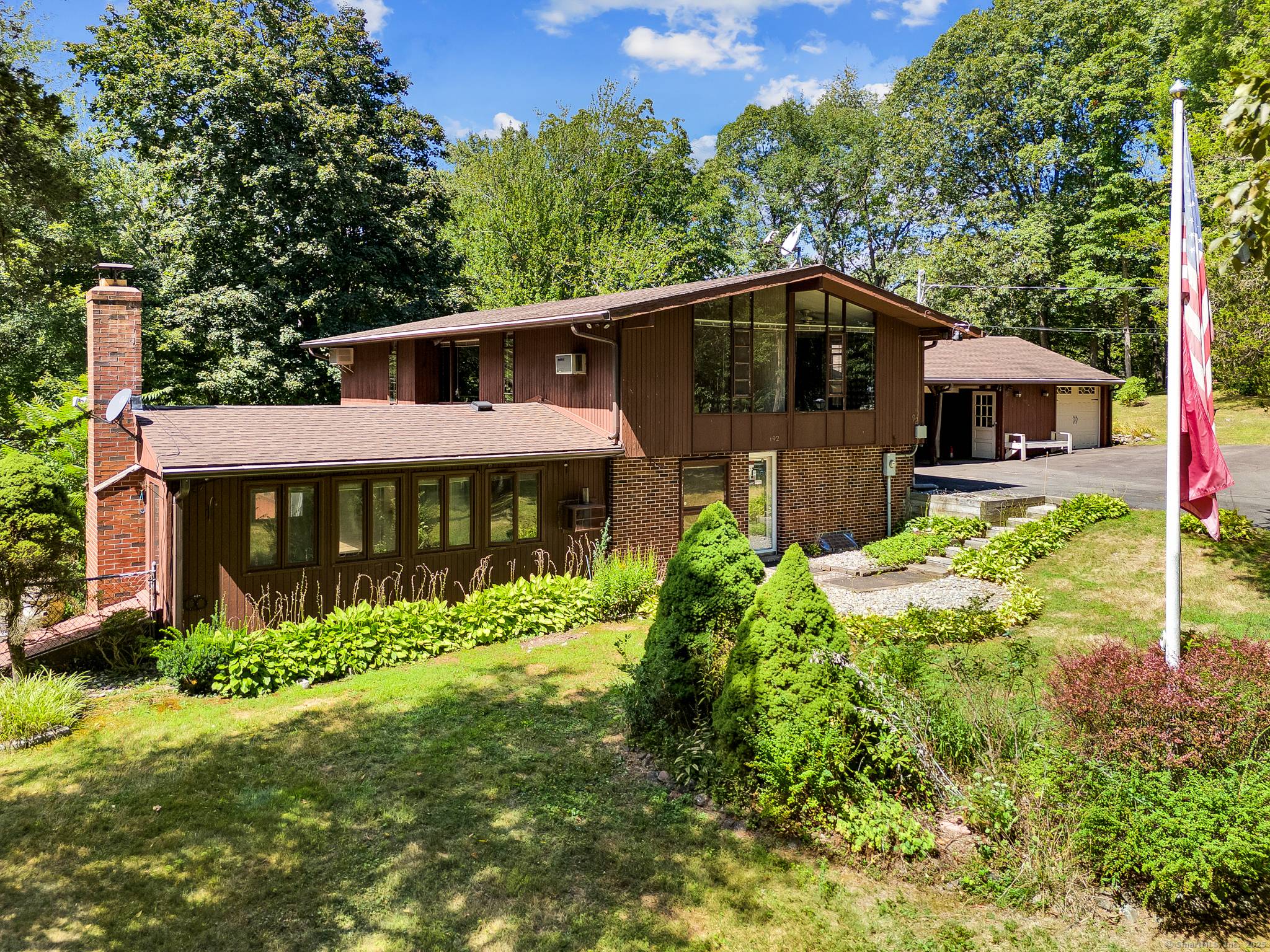 HWelcome to this one of a kind contemporary raised ranch nestled on a private 1.