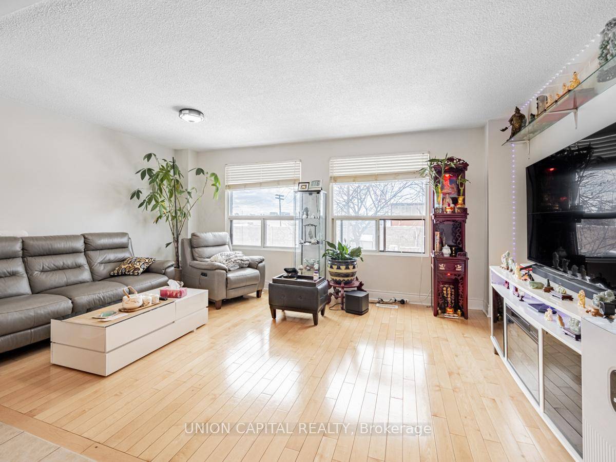 RARE END UNIT 4 bedroom 3 1 townhouse in a prime location !