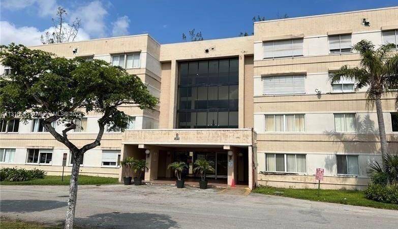 Spacious 2 bedroom 2 bath apartment in the heart of homestead with lake view.
