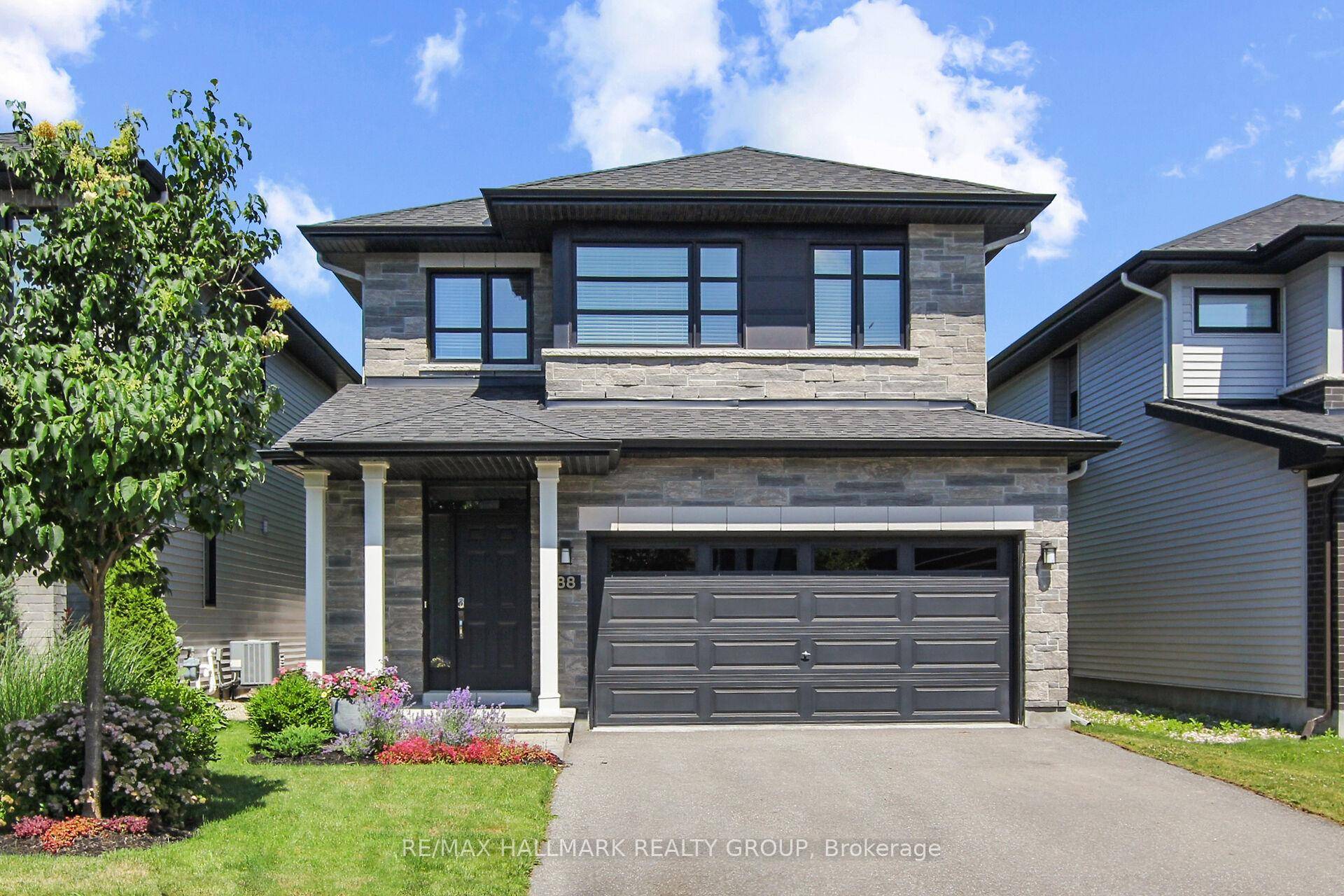 Stunning 3 bedroom, 4 bathroom detached home in popular neighbourhood of Fernbank Crossing Blackstone.