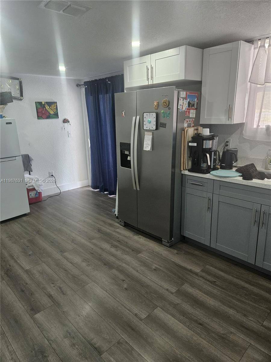 Beautiful 4 bedroom, 3 bathroom home located in Fort Lauderdale !