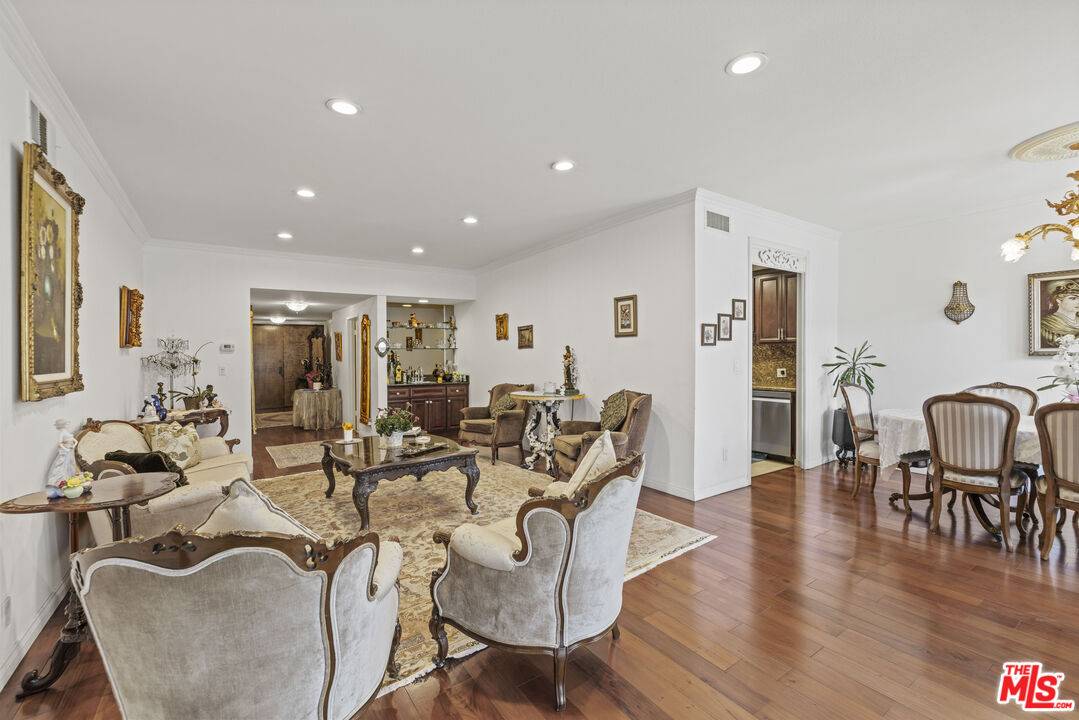 8642   Gregory Way 2BR Beverlywood La