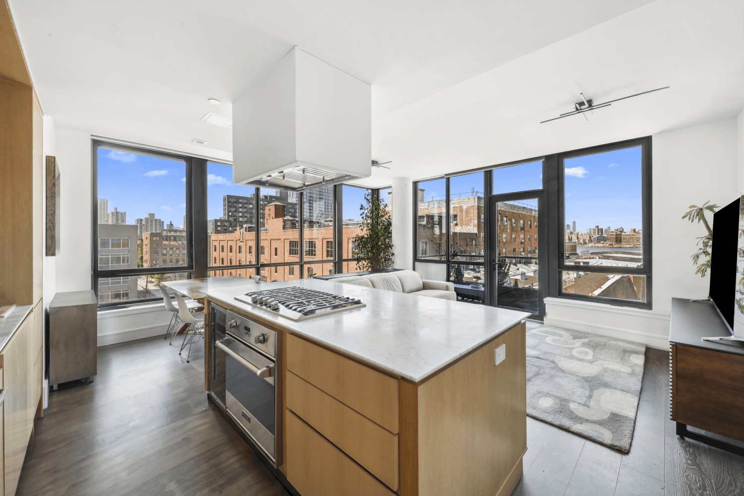 MODERN GREENPOINT LUXURY W BALCONY, GORGEOUS AMENITIES, amp ; AVAILABLE PARKING Incredible light, luxurious amenities, and timeless skyline views coalesce in this contemporary 2 bedroom, 2 bathroom corner condo with ...