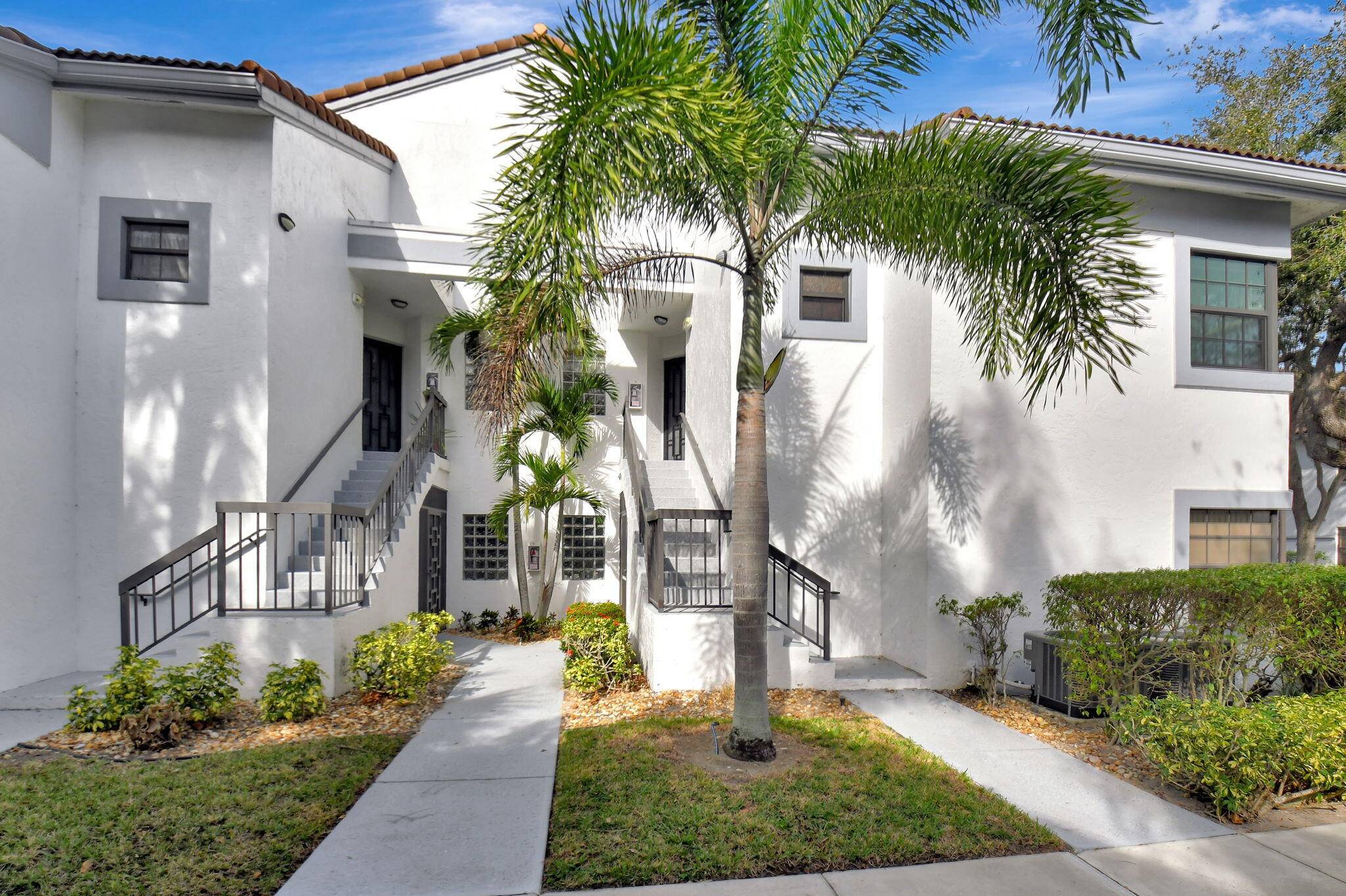 This 2nd floor, 3 BEDROOM, 2 FULL BATH condo has many features you will not find in other units in Platina.