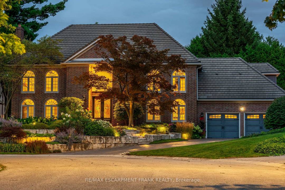 Exceptional Estate in One of Ancaster's most sought after Neighbourhoods !