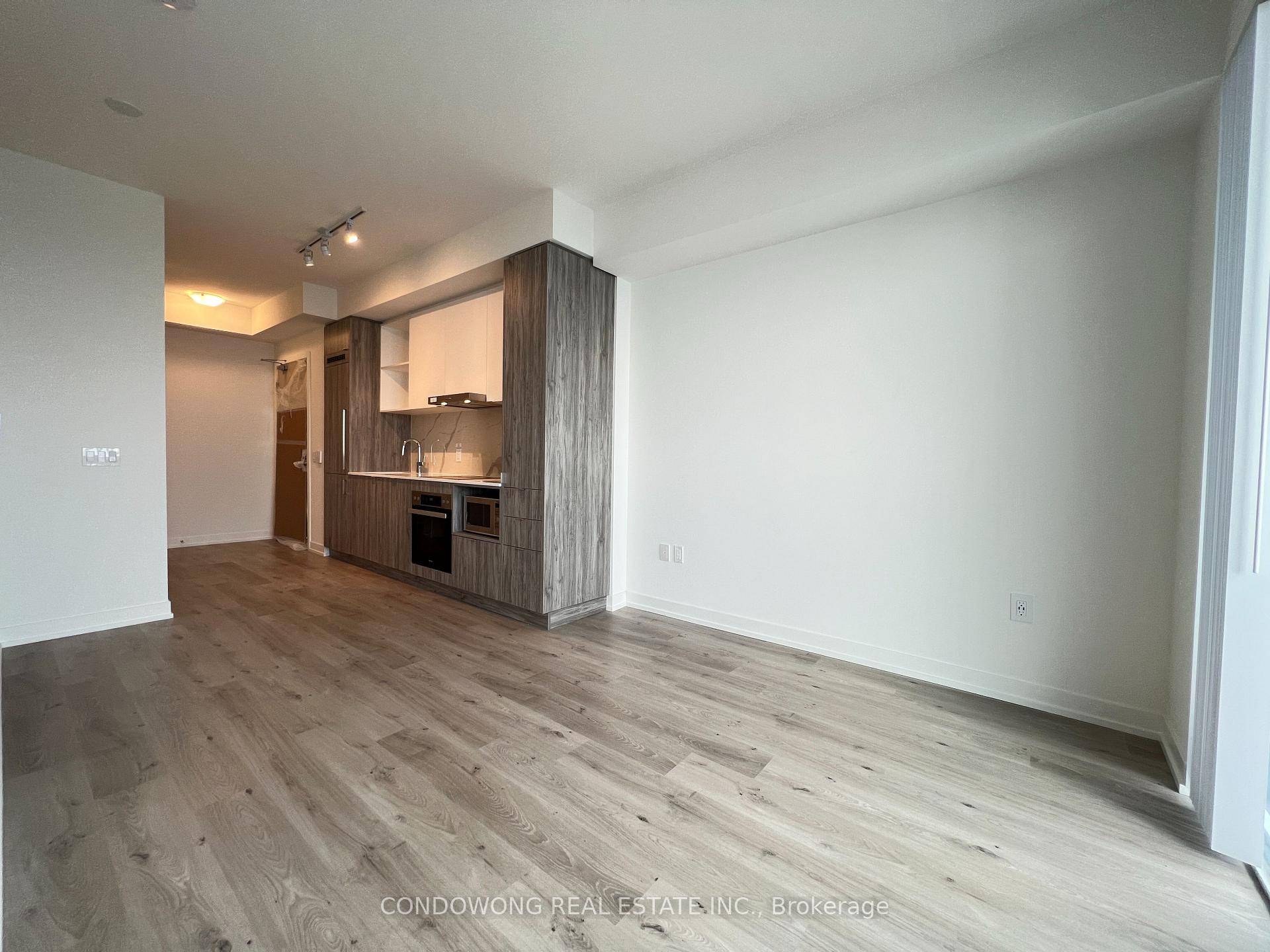 Beautiful 1 Bedroom Den with Amazing Natural Light Throughout From Floor To Ceiling Windows.
