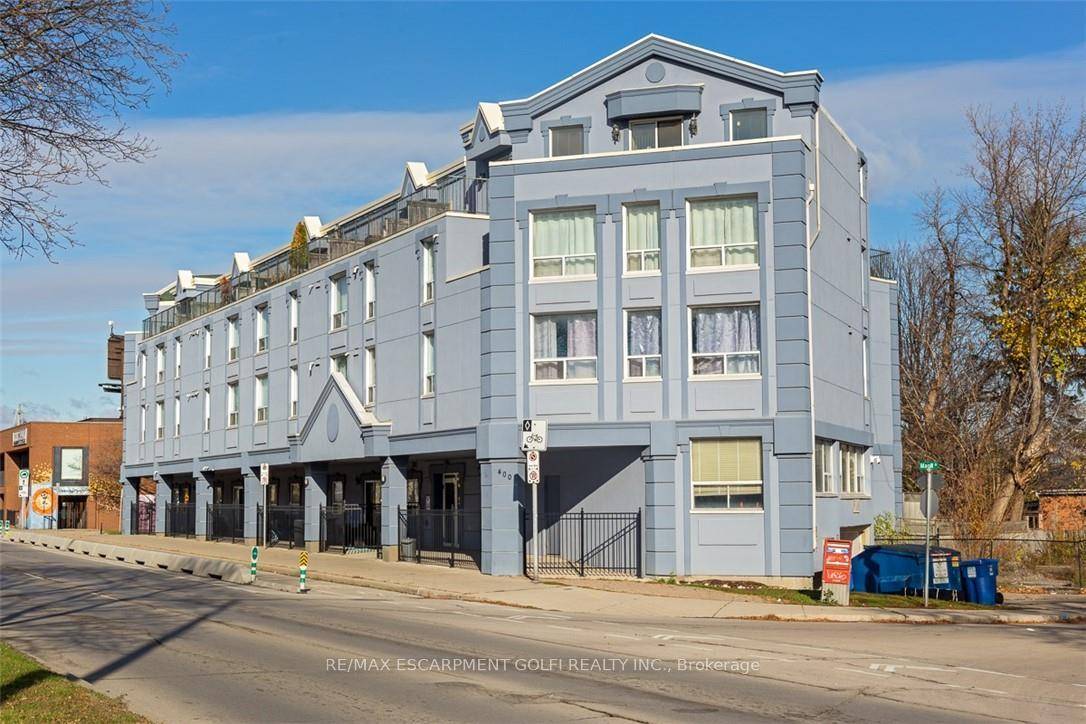 PRIME LOCATION ! Welcome to this spacious 733sqft condo in the heart of Hamiltons vibrant downtown !
