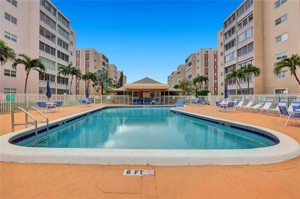 Sunny 1 bedroom 1. 5 bathrooms in the heart of Hallandale Beach.