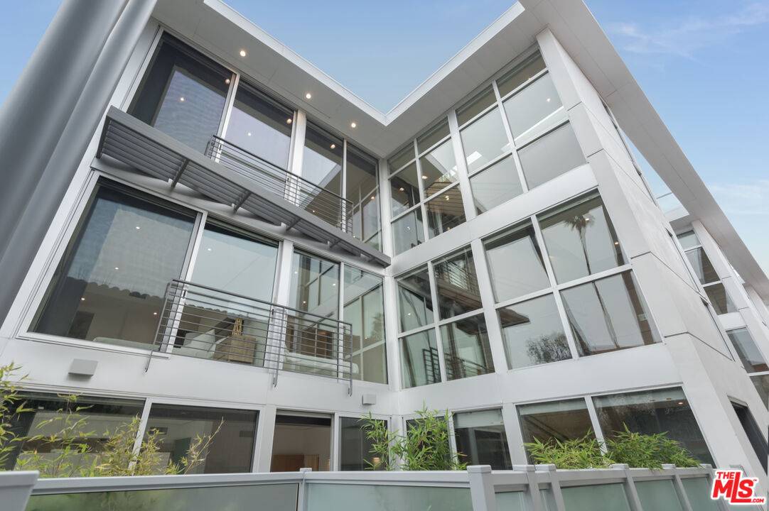 11962 GORHAM AVE 3BR Brentwood La