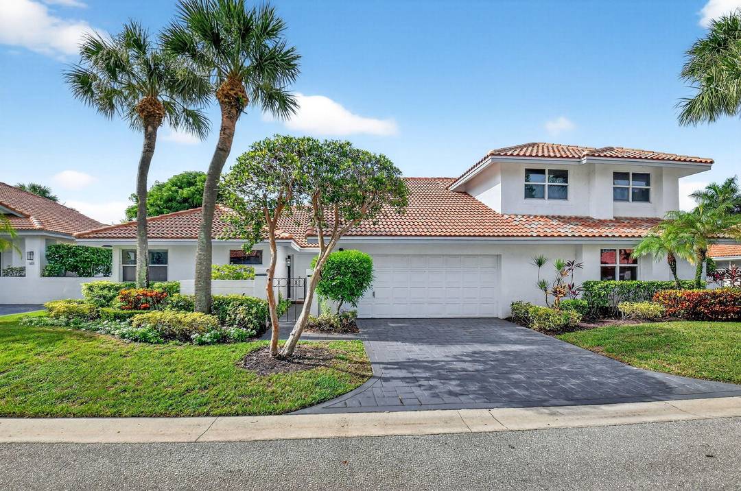 SPORTS MEMBERSHIP 4 MONTH MINIMUM LEASE Experience effortless seasonal living in this beautifully renovated one story townhouse, ideally situated in the charming village of Cedar Cay within Broken Sound Country ...