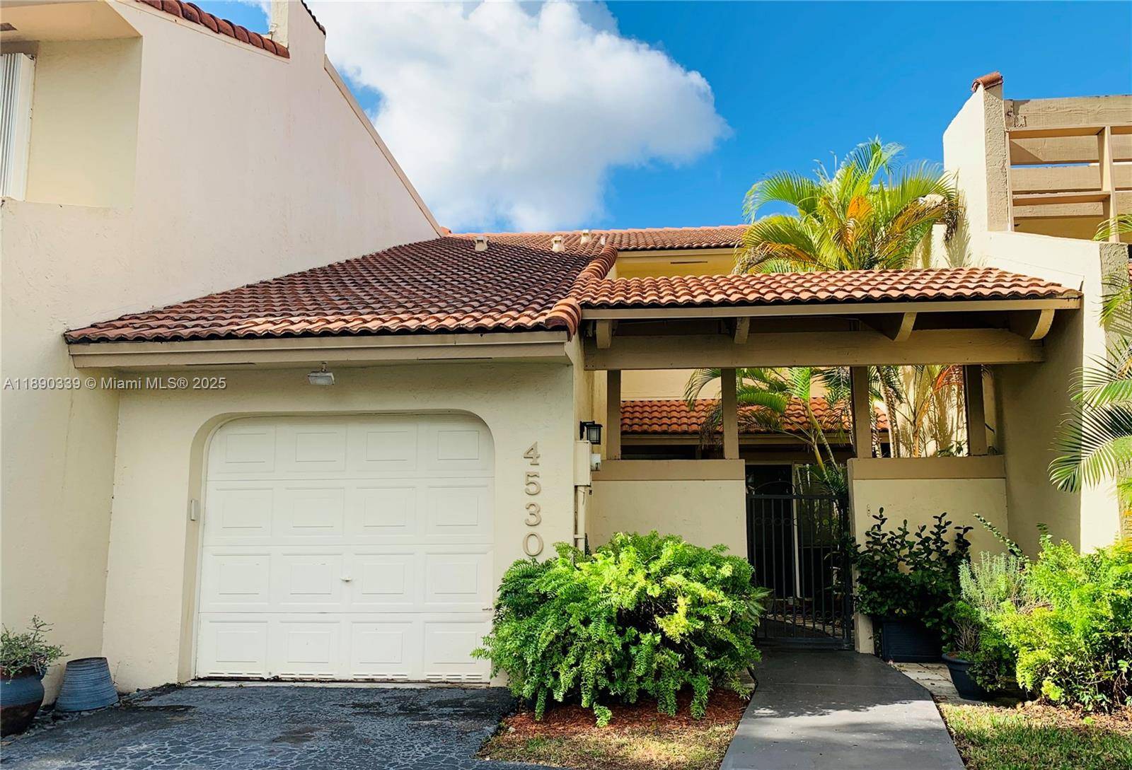 Beautiful Townhome in the best area of Doral !