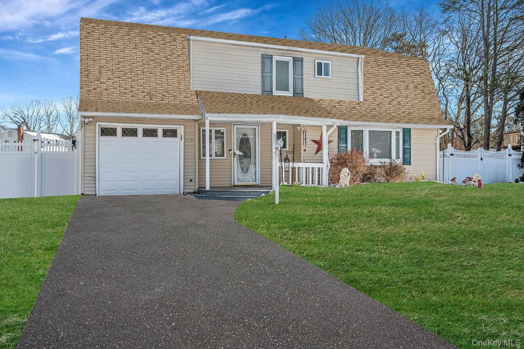 Updated 4Br 1. 5Bth Colonial home on.