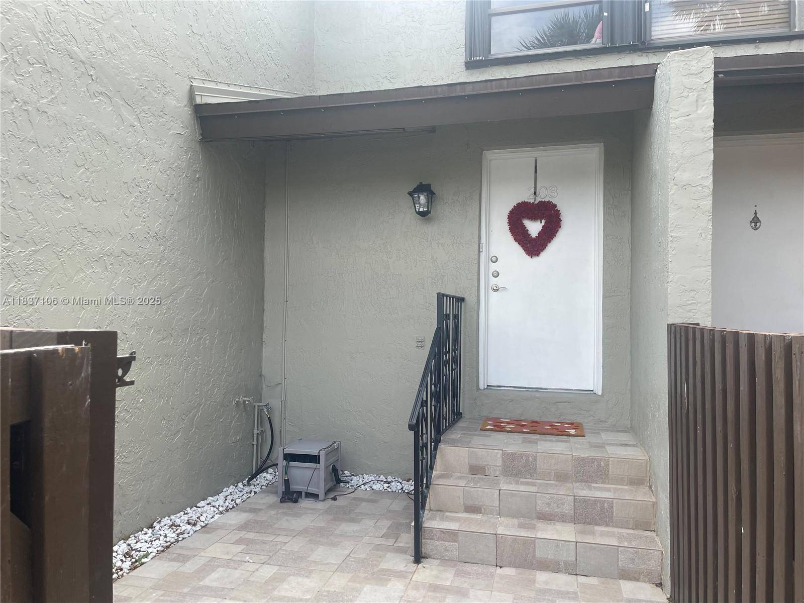 this stunning townhouse style condo centrally located in Fontainebleau, close to malls, schools, stores, and major expressways like the Turnpike and 836.