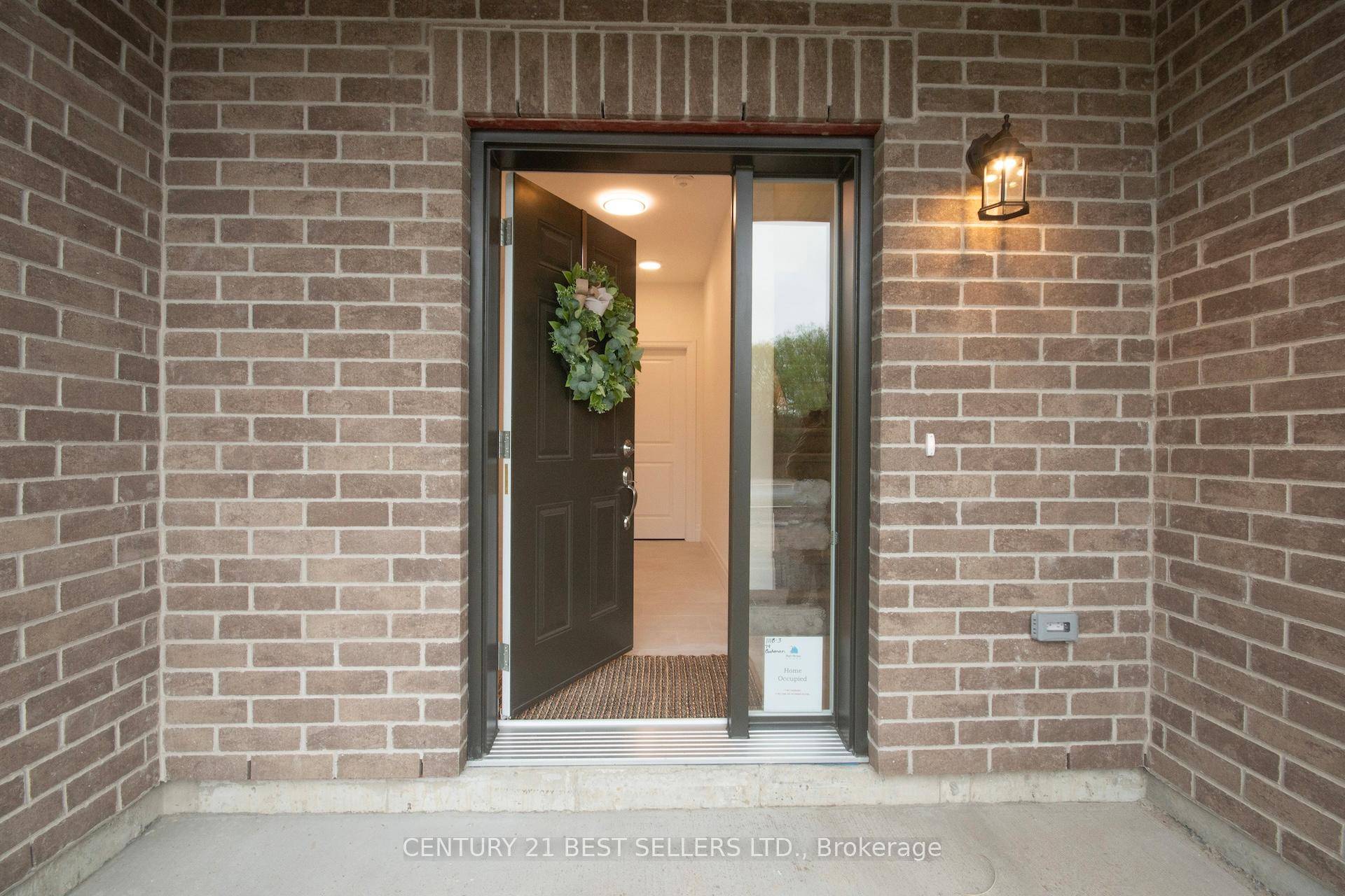 Turnkey, EXECUTIVE style townhome Fully Furnished !