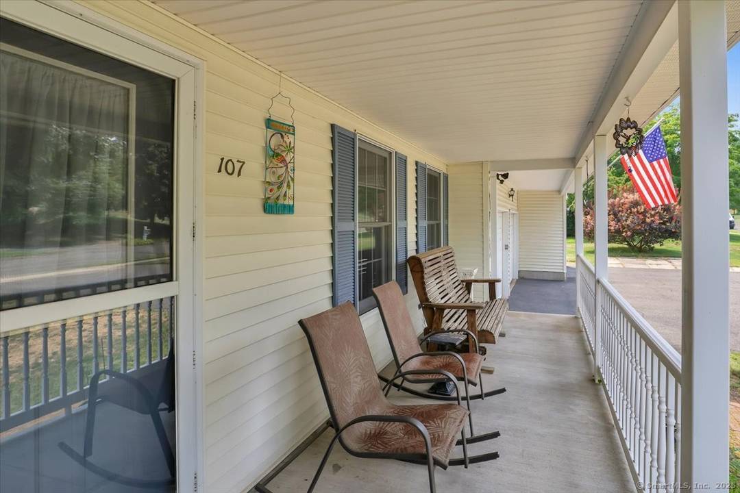 Welcome to this beautifully maintained and generously sized 6 bedroom, 3.