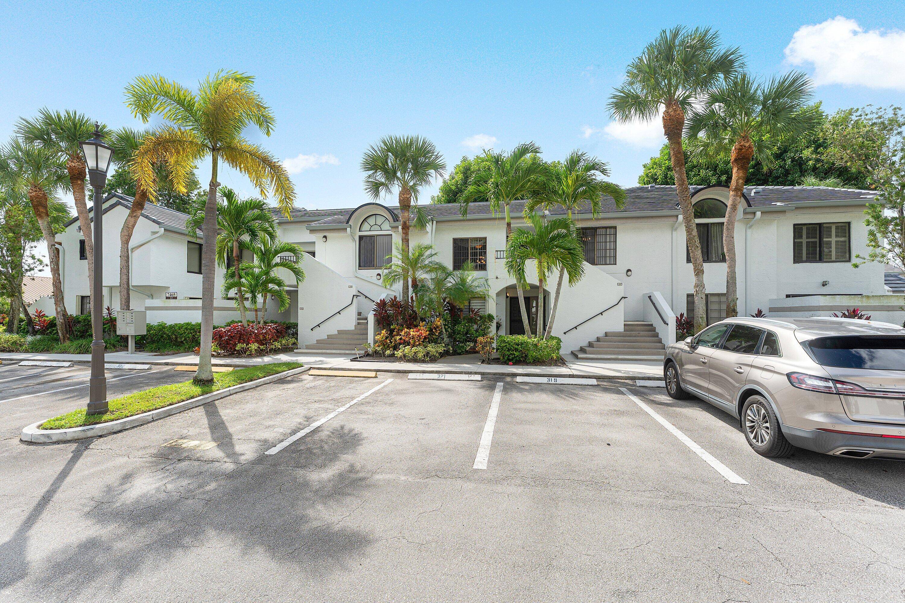 WELL KEPT SECOND FLOOR 2 BEDROOM, 2 BATH WALTER HAGEN MODEL.