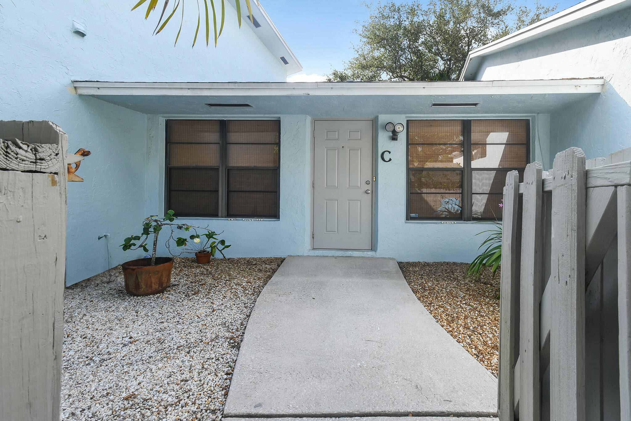 Adorable Affordable in Jupiter Lakes !