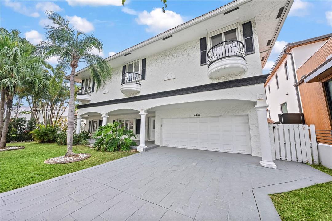 Waterfront opportunity in Fort Lauderdale s coveted Venice neighborhood set on an Isle with approx.