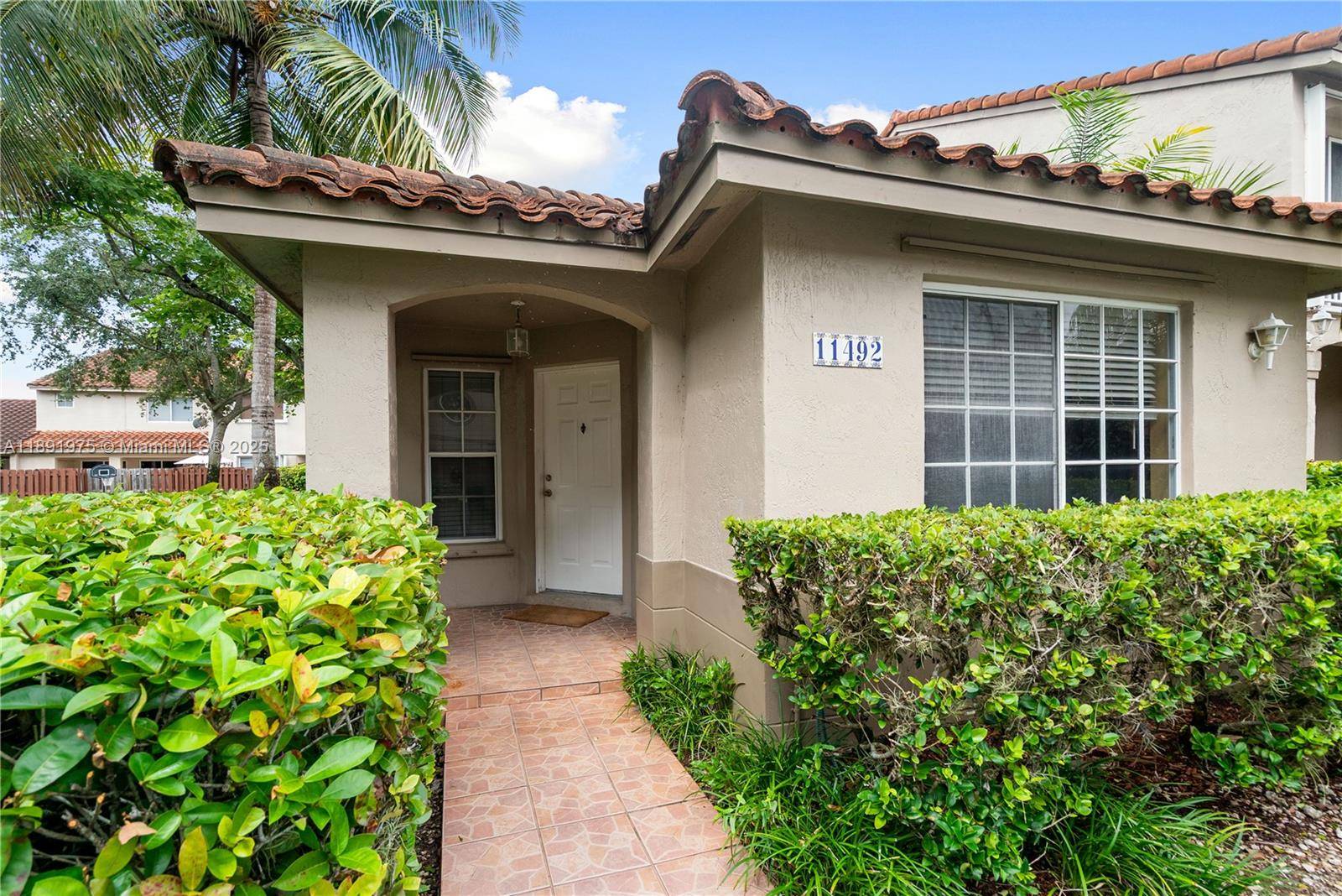 Charming 3 2 corner, 1 story townhouse located in the quiet Adagio at The Hammocks community.
