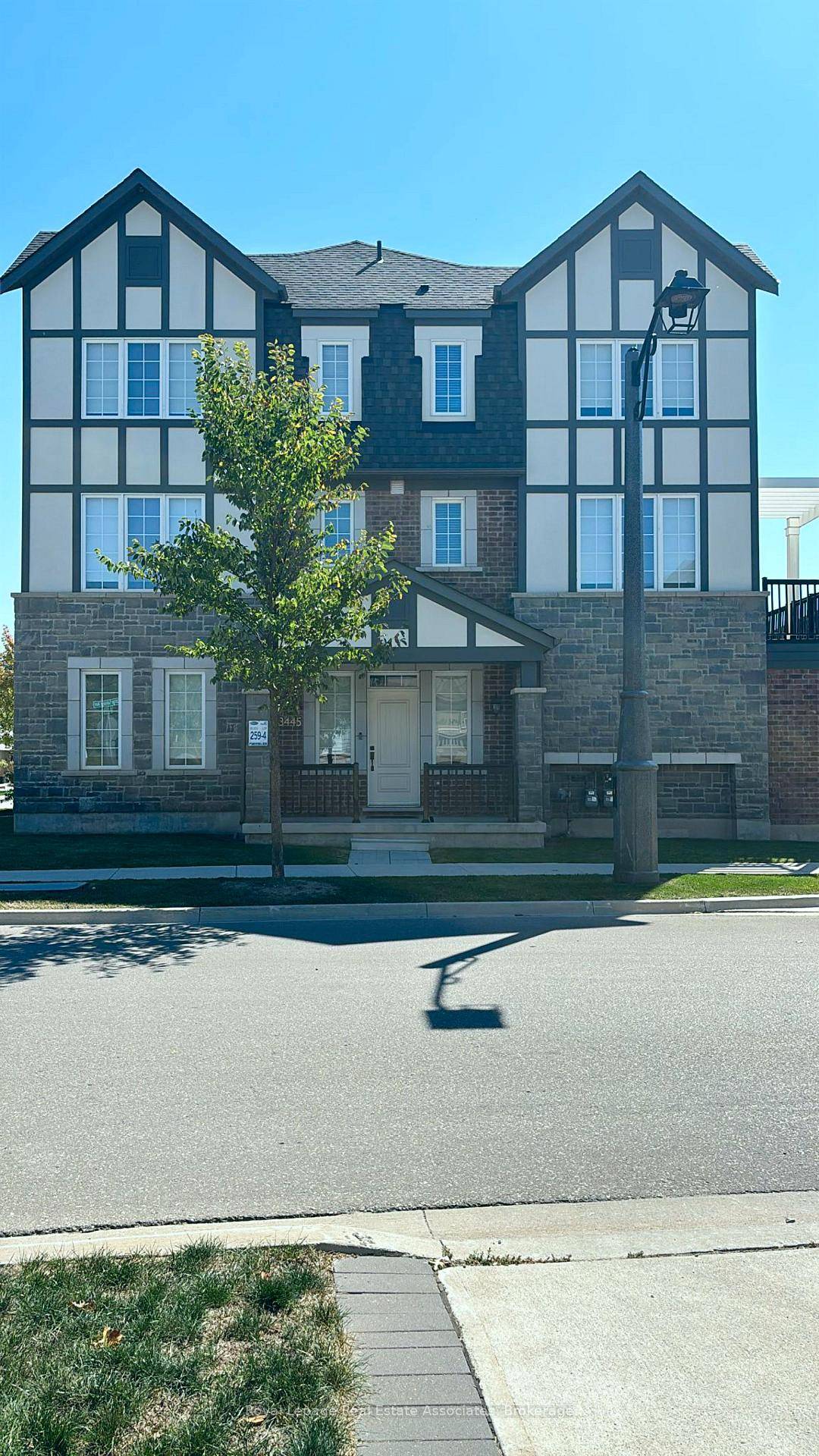 This beautiful, freshly painted, and professionally cleaned 1, 995 sq ft corner unit freehold townhome is located in a sought after Oakville neighborhood.