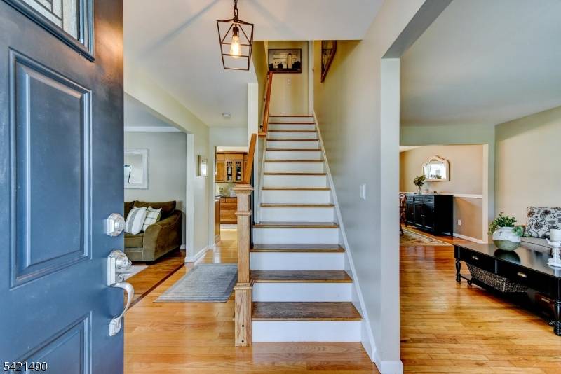 Welcome to the home and cul de sac location you've been waiting for in the highly desirable White Rock section of Oak Ridge !