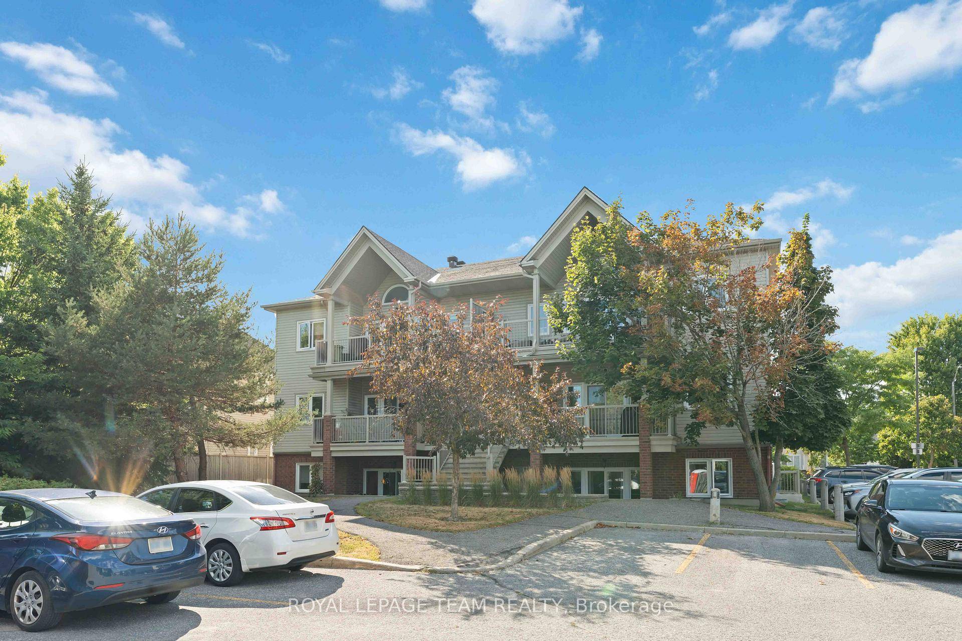 Attention first time buyers, investors, or downsizers, this tastefully updated unit has a beautiful and spacious kitchen with upgraded appliances, flooring, backsplash, and countertops.