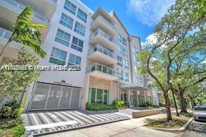 Welcome to this beautifully 2 bed, 2 bath condo in the heart of City HOLLYWOOD !