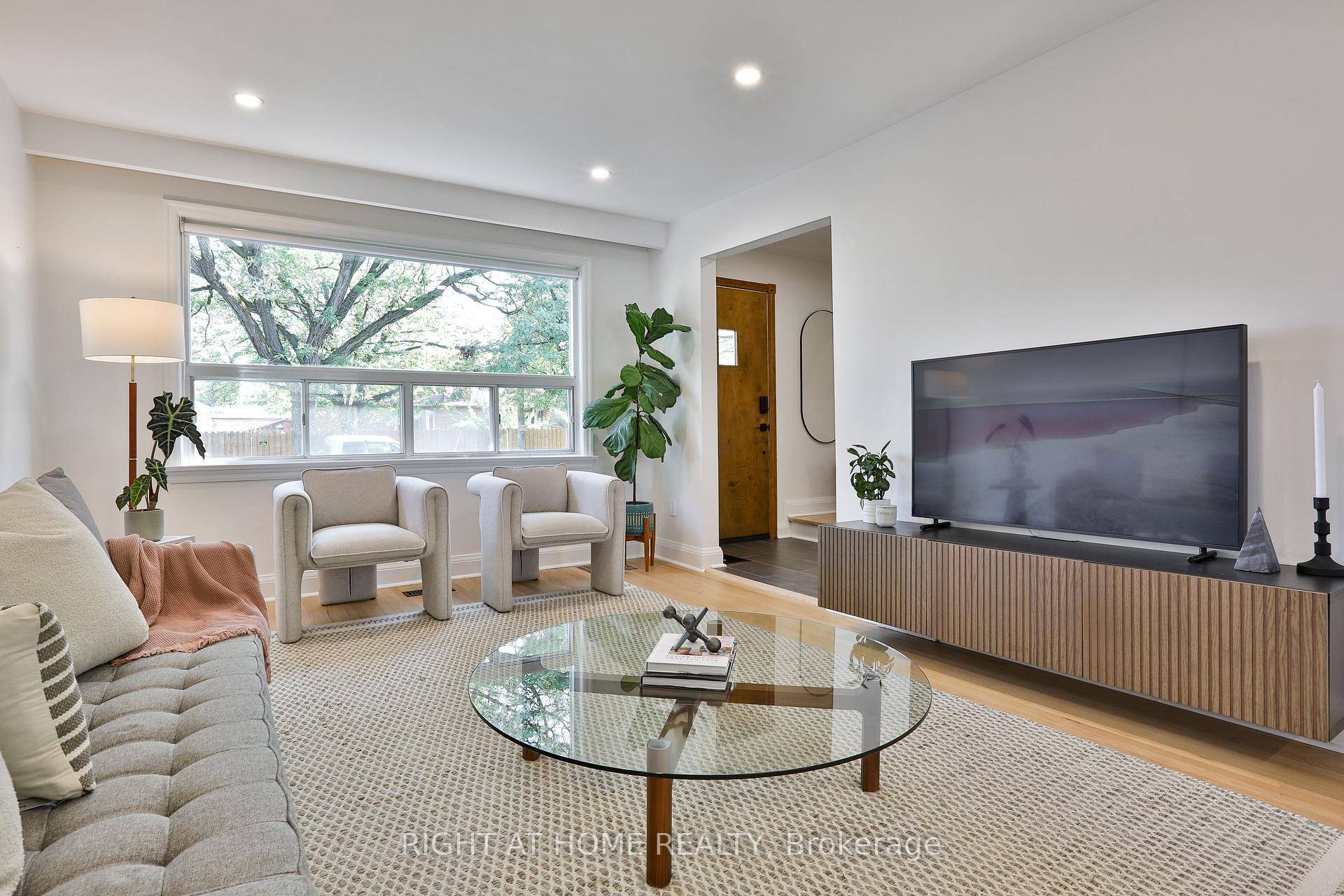 Discover Dream Living At 20 Amesbury Drive !
