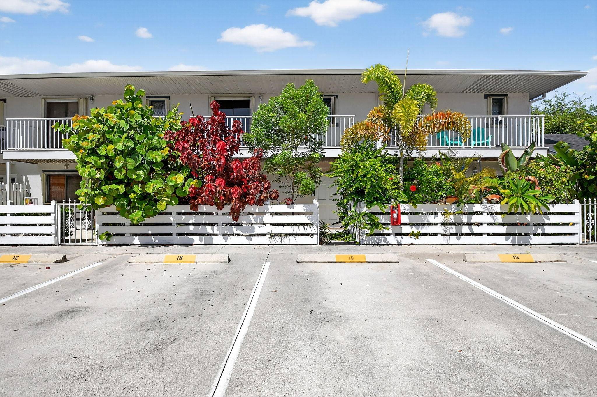 Welcome to the charming townhome community of Mango Villas in Lantana !
