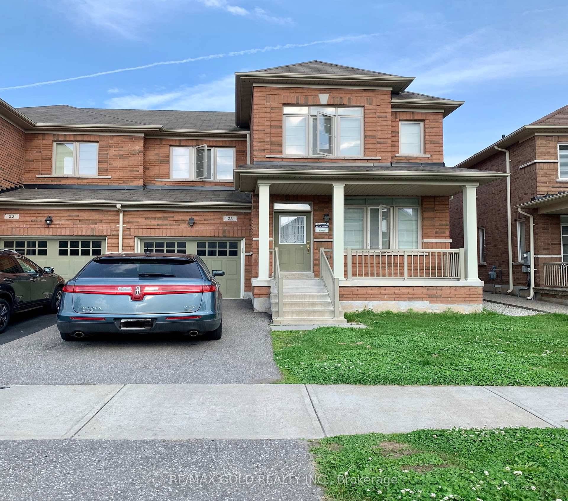 ! ! Beautiful Semi Detached In A Very High Demand Area Available For Lease.