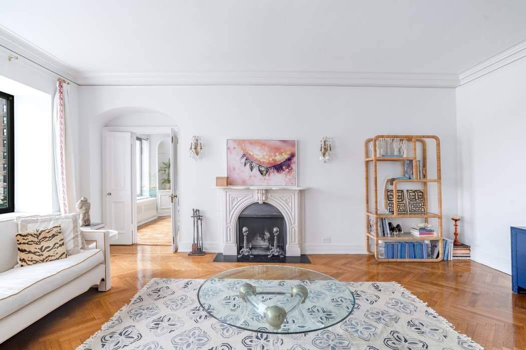 Ideally located in one of Manhattan s most coveted neighborhoods between Park and Lexington Avenues in the heart of the Upper East Side, this sun flooded, prestigious pre war co ...